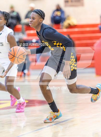 Thumbnail 2 in Holy Trinity vs Mt. Vernon (Gary Charlers Hoops Classic) photogallery.