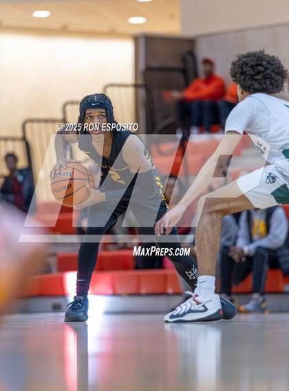 Thumbnail 2 in Holy Trinity vs Mt. Vernon (Gary Charlers Hoops Classic) photogallery.