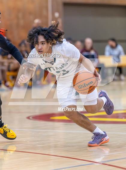 Thumbnail 2 in Holy Trinity vs Mt. Vernon (Gary Charlers Hoops Classic) photogallery.