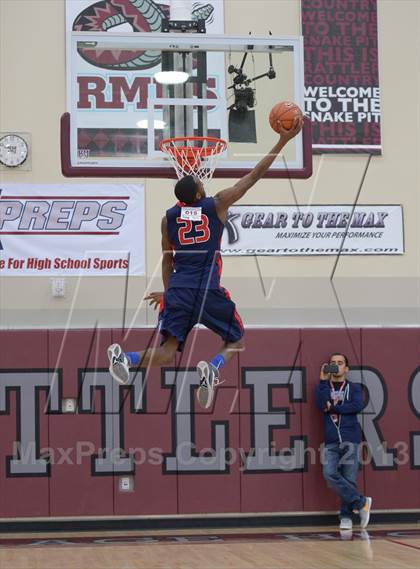 Thumbnail 2 in MaxPreps Holiday Classic Slam Dunk Contest photogallery.