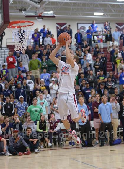 Thumbnail 2 in MaxPreps Holiday Classic Slam Dunk Contest photogallery.