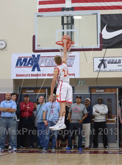 Thumbnail 1 in MaxPreps Holiday Classic Slam Dunk Contest photogallery.