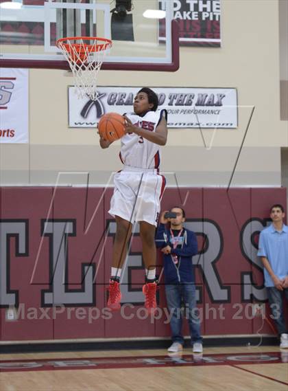 Thumbnail 2 in MaxPreps Holiday Classic Slam Dunk Contest photogallery.