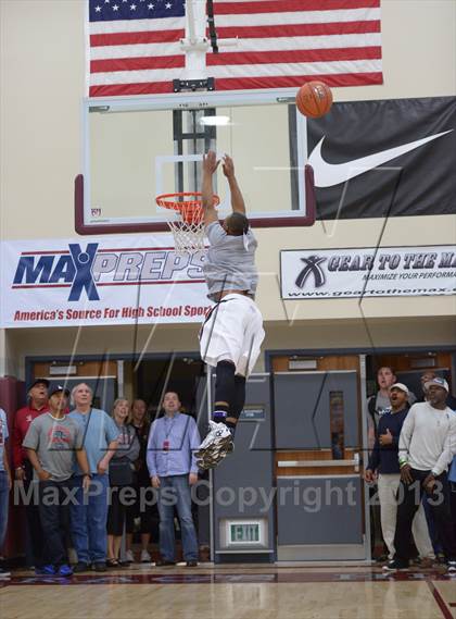 Thumbnail 1 in MaxPreps Holiday Classic Slam Dunk Contest photogallery.