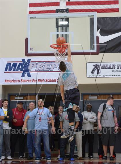 Thumbnail 3 in MaxPreps Holiday Classic Slam Dunk Contest photogallery.