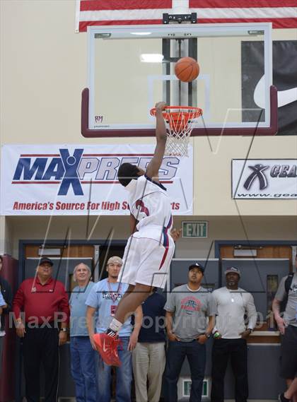 Thumbnail 2 in MaxPreps Holiday Classic Slam Dunk Contest photogallery.