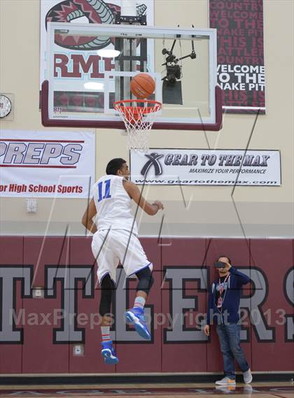 Thumbnail 2 in MaxPreps Holiday Classic Slam Dunk Contest photogallery.