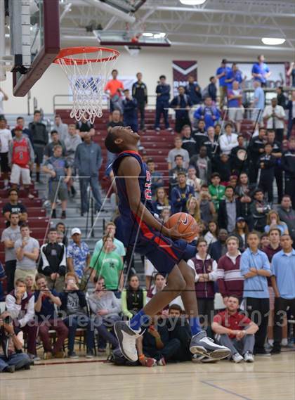 Thumbnail 2 in MaxPreps Holiday Classic Slam Dunk Contest photogallery.