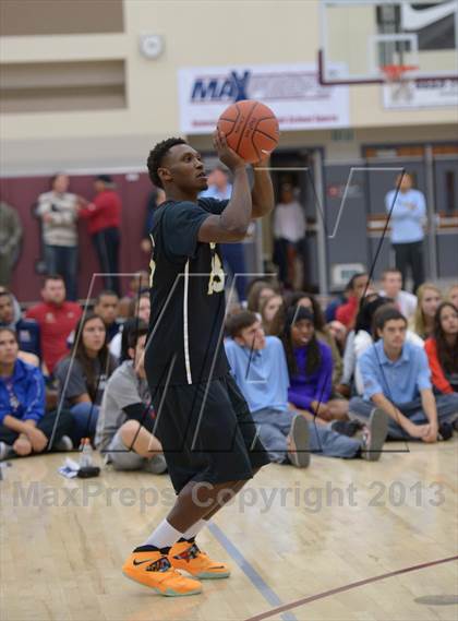 Thumbnail 3 in MaxPreps Holiday Classic Slam Dunk Contest photogallery.