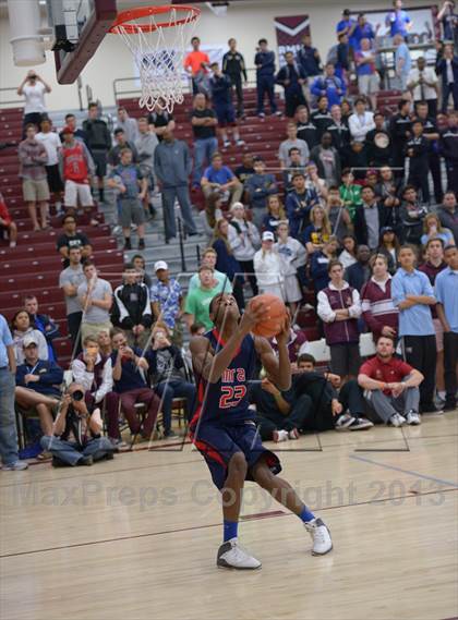Thumbnail 3 in MaxPreps Holiday Classic Slam Dunk Contest photogallery.