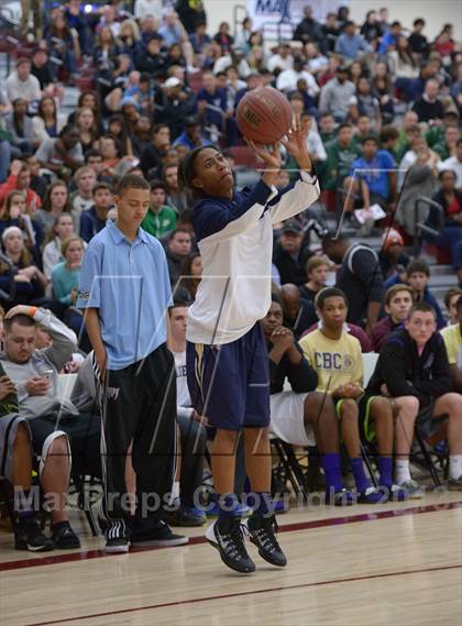 Thumbnail 1 in MaxPreps Holiday Classic Slam Dunk Contest photogallery.