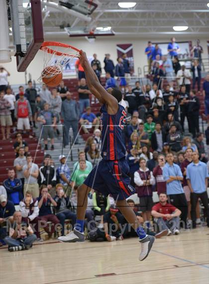 Thumbnail 2 in MaxPreps Holiday Classic Slam Dunk Contest photogallery.
