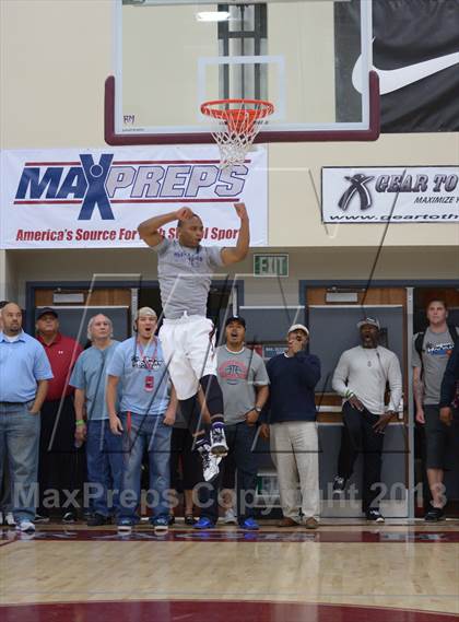 Thumbnail 2 in MaxPreps Holiday Classic Slam Dunk Contest photogallery.