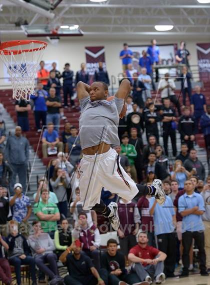 Thumbnail 2 in MaxPreps Holiday Classic Slam Dunk Contest photogallery.