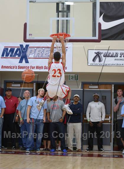 Thumbnail 2 in MaxPreps Holiday Classic Slam Dunk Contest photogallery.