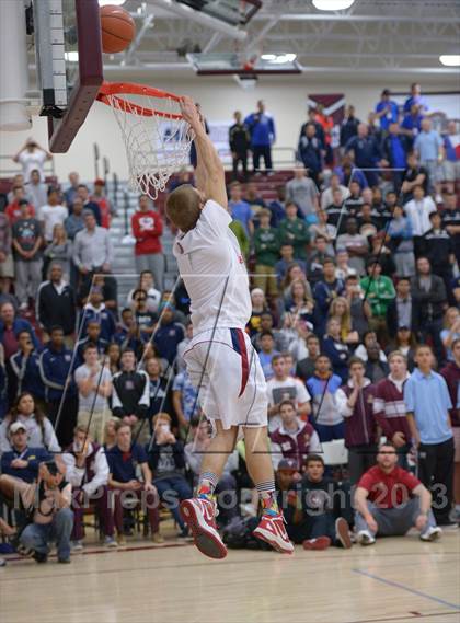 Thumbnail 3 in MaxPreps Holiday Classic Slam Dunk Contest photogallery.