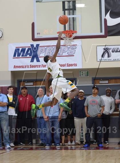 Thumbnail 3 in MaxPreps Holiday Classic Slam Dunk Contest photogallery.