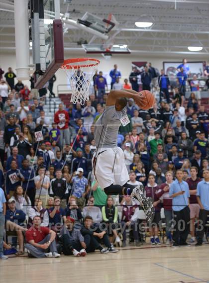 Thumbnail 3 in MaxPreps Holiday Classic Slam Dunk Contest photogallery.