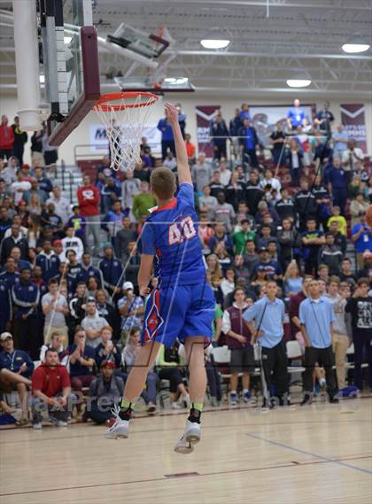 Thumbnail 3 in MaxPreps Holiday Classic Slam Dunk Contest photogallery.