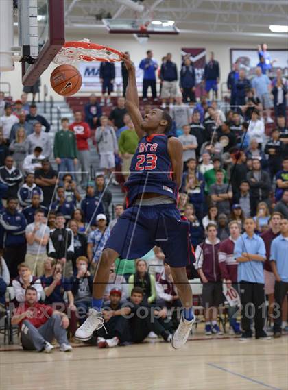 Thumbnail 3 in MaxPreps Holiday Classic Slam Dunk Contest photogallery.