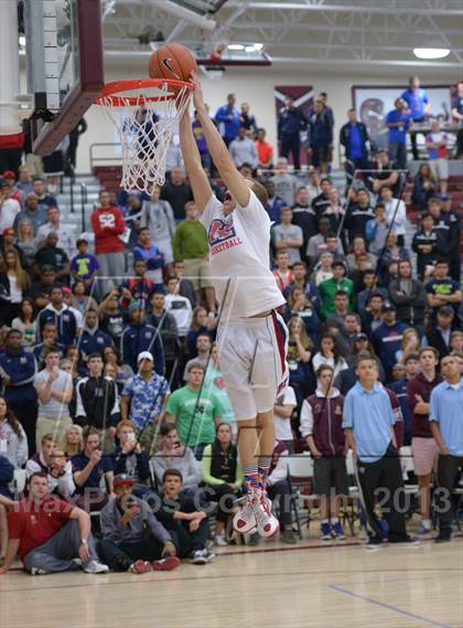 Thumbnail 3 in MaxPreps Holiday Classic Slam Dunk Contest photogallery.