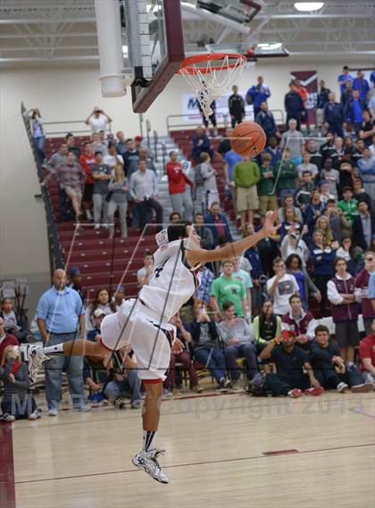 Thumbnail 2 in MaxPreps Holiday Classic Slam Dunk Contest photogallery.