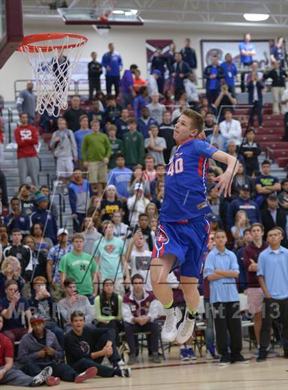 Thumbnail 2 in MaxPreps Holiday Classic Slam Dunk Contest photogallery.