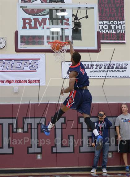 Thumbnail 3 in MaxPreps Holiday Classic Slam Dunk Contest photogallery.