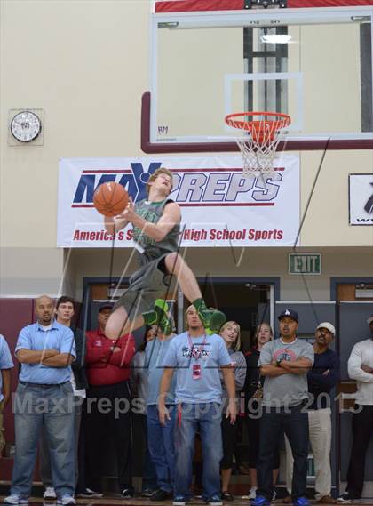 Thumbnail 3 in MaxPreps Holiday Classic Slam Dunk Contest photogallery.