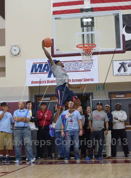 Thumbnail 3 in MaxPreps Holiday Classic Slam Dunk Contest photogallery.