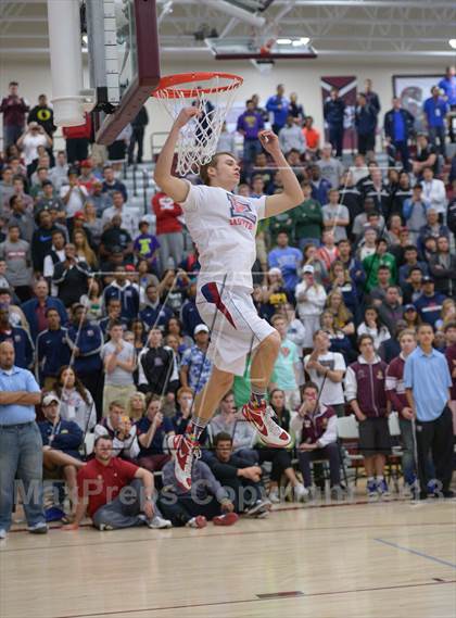 Thumbnail 1 in MaxPreps Holiday Classic Slam Dunk Contest photogallery.