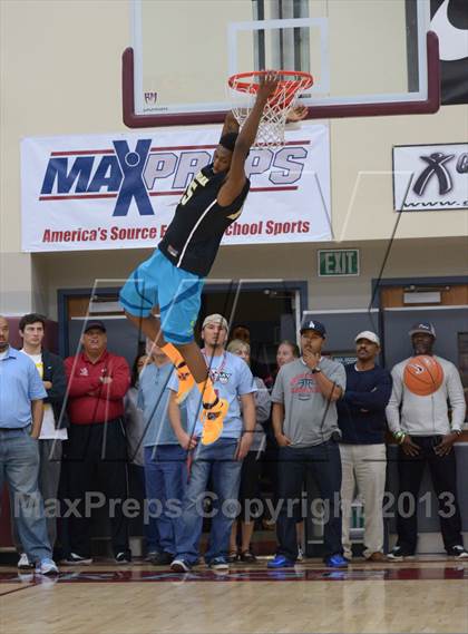 Thumbnail 1 in MaxPreps Holiday Classic Slam Dunk Contest photogallery.