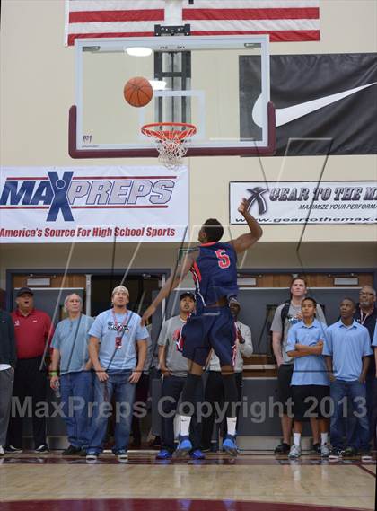 Thumbnail 1 in MaxPreps Holiday Classic Slam Dunk Contest photogallery.