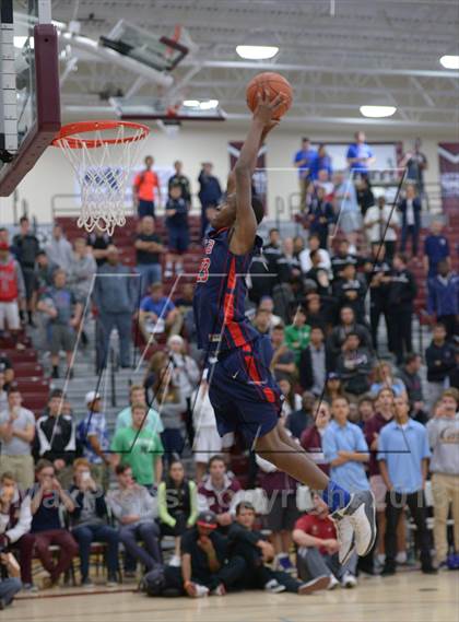 Thumbnail 1 in MaxPreps Holiday Classic Slam Dunk Contest photogallery.