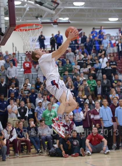 Thumbnail 2 in MaxPreps Holiday Classic Slam Dunk Contest photogallery.