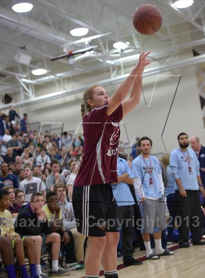 Thumbnail 3 in MaxPreps Holiday Classic Slam Dunk Contest photogallery.