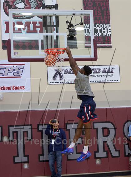 Thumbnail 1 in MaxPreps Holiday Classic Slam Dunk Contest photogallery.