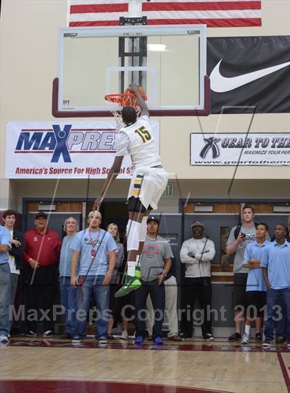 Thumbnail 2 in MaxPreps Holiday Classic Slam Dunk Contest photogallery.