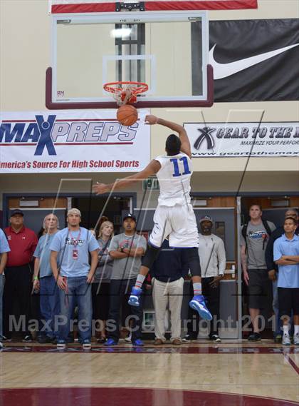 Thumbnail 2 in MaxPreps Holiday Classic Slam Dunk Contest photogallery.
