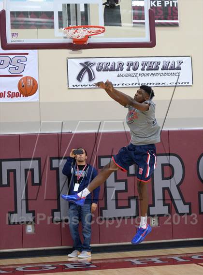 Thumbnail 2 in MaxPreps Holiday Classic Slam Dunk Contest photogallery.