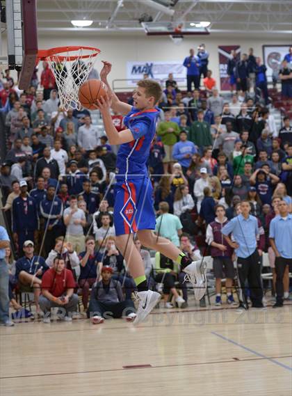 Thumbnail 2 in MaxPreps Holiday Classic Slam Dunk Contest photogallery.