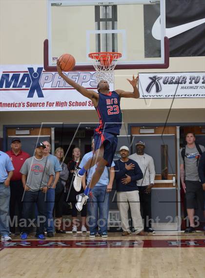 Thumbnail 2 in MaxPreps Holiday Classic Slam Dunk Contest photogallery.