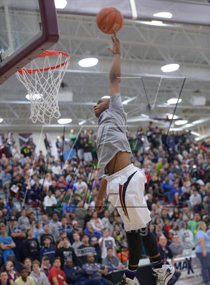 Thumbnail 1 in MaxPreps Holiday Classic Slam Dunk Contest photogallery.