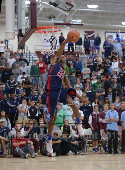 Thumbnail 2 in MaxPreps Holiday Classic Slam Dunk Contest photogallery.