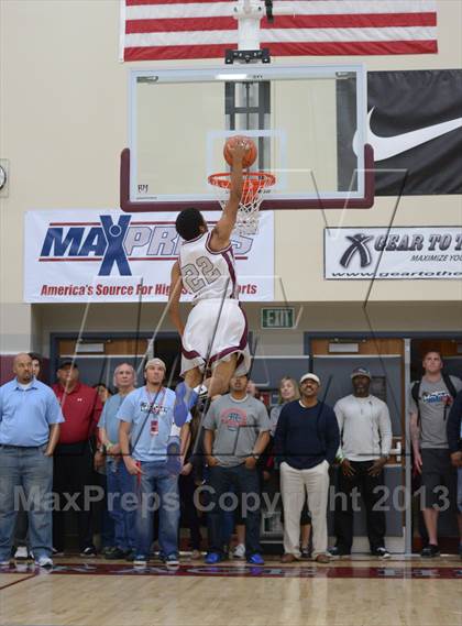 Thumbnail 2 in MaxPreps Holiday Classic Slam Dunk Contest photogallery.
