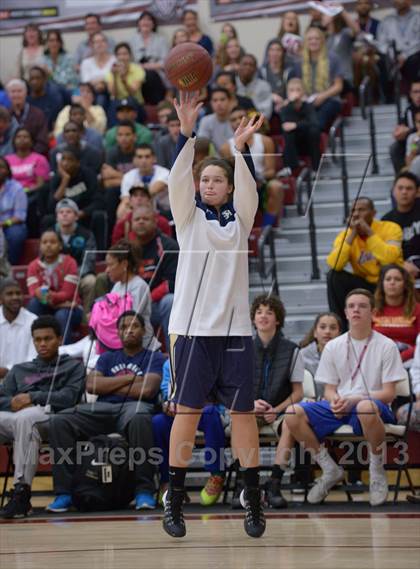 Thumbnail 2 in MaxPreps Holiday Classic Slam Dunk Contest photogallery.