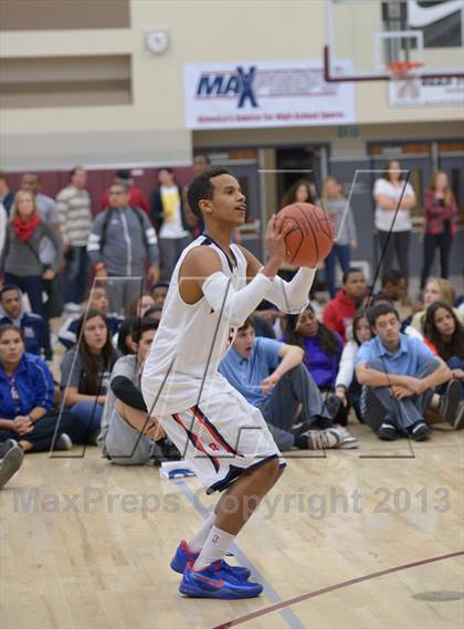 Thumbnail 3 in MaxPreps Holiday Classic Slam Dunk Contest photogallery.