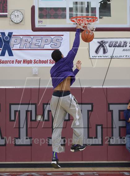 Thumbnail 1 in MaxPreps Holiday Classic Slam Dunk Contest photogallery.