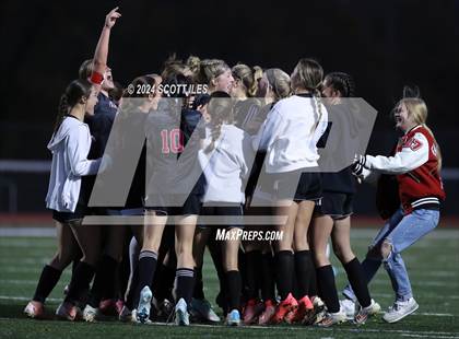 Thumbnail 2 in Athens vs. Fairfield Union (OHSAA D3 District Final) photogallery.