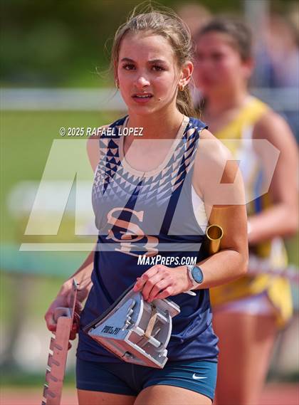 Thumbnail 1 in Rosehill Eagle Relays (4x200M) photogallery.